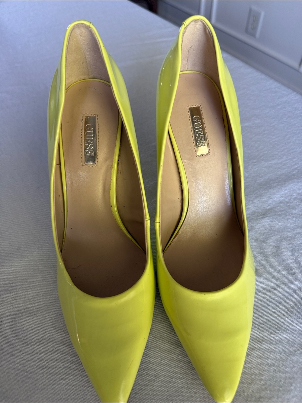 Women’s Size 6.5 Guess Pointed Toe Patent High Heels in Neon Yellow 3.5 inch - Picture 4 of 5